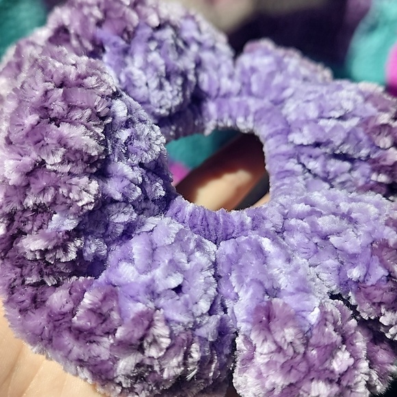 1 Scrunchie - Picture 2 of 2